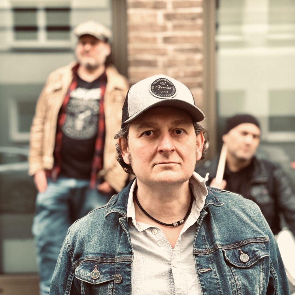 Thomas mit Carsten und Marco im Hintergrund – Fotografie von Markus Baron